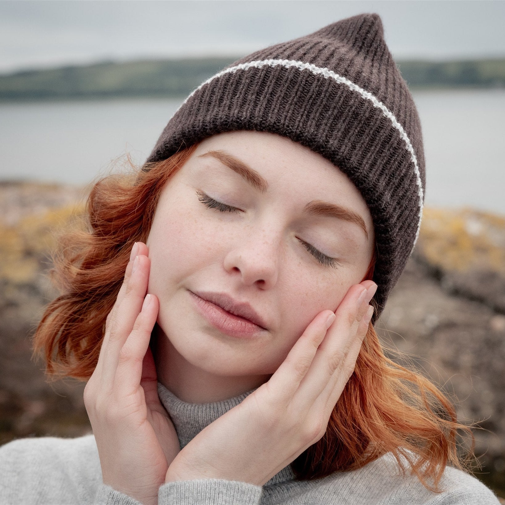 Knitted Cocoa Mid-Weight Ribbed Cashmere Beanie Hat